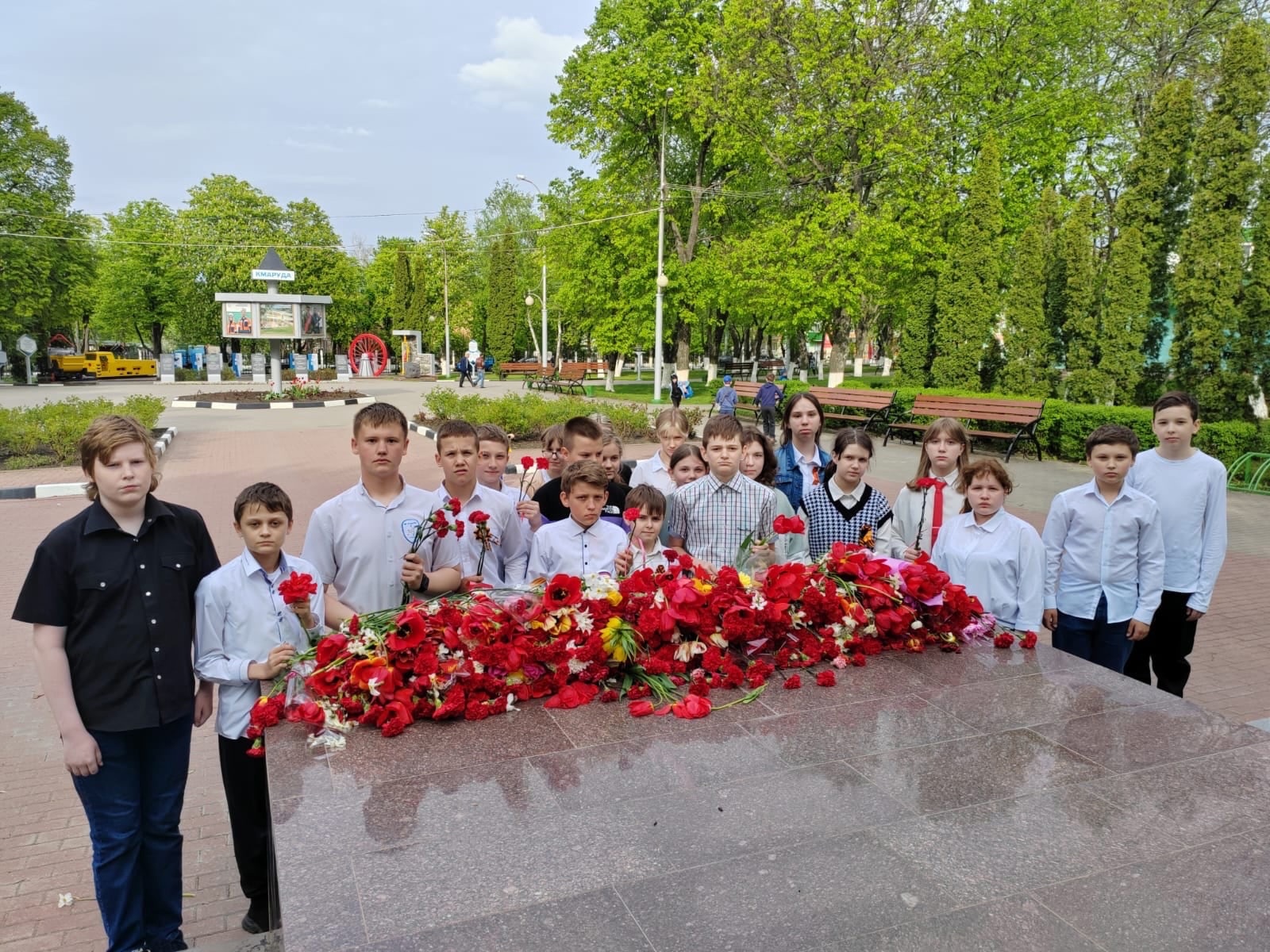 Возложение цветов к памятникам, посвященным Великой Отечественной Войне.