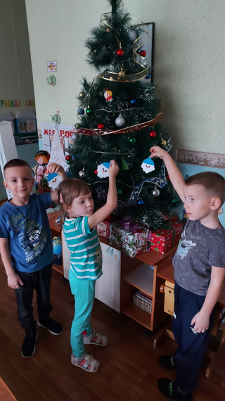 Новый год к нам стучится.