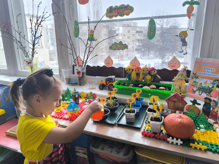 Юные эколята- дошколята выращивают огород на подоконнике.