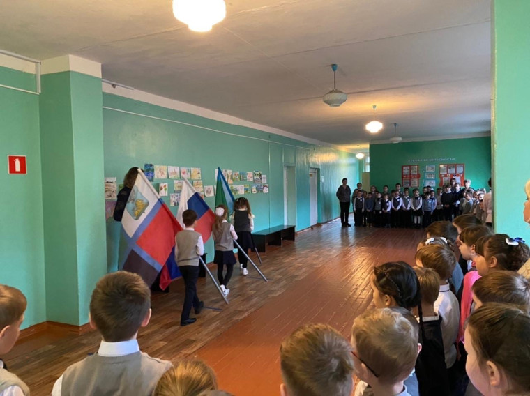 Торжественная церемония поднятия государственных флагов Российской Федерации, Белгородской области и Губкинского городского округа.
