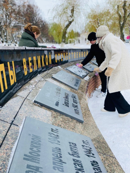 В преддверии Дня героев активисты Первых в Губкине, волонтеры приняли участие в уборке памятника «Труженикам тыла 1941-1945гг.».