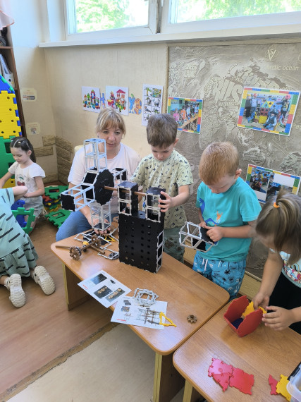 Проведение игровых упражнений в лаборатории с конструктором  «Полидрон»,  Lego-конструктором DUPLO.