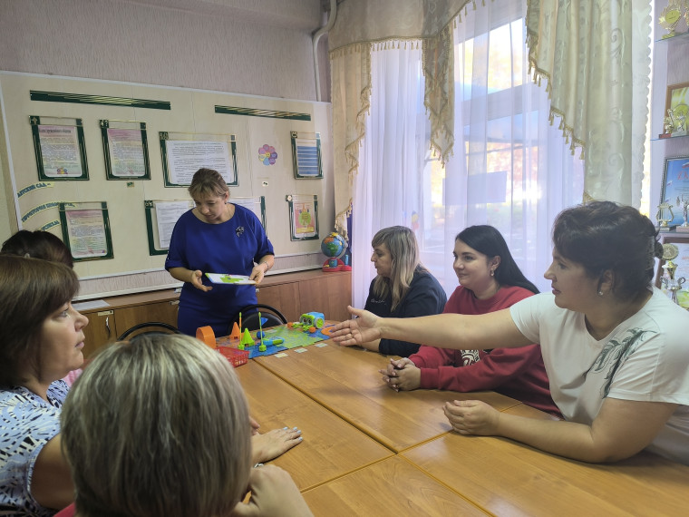 мастер -класс для педагогов "Изучение программирования и алгоритмизации через игровую деятельность с мини-роботами "Робомышь" и  "Bee- bot ".
