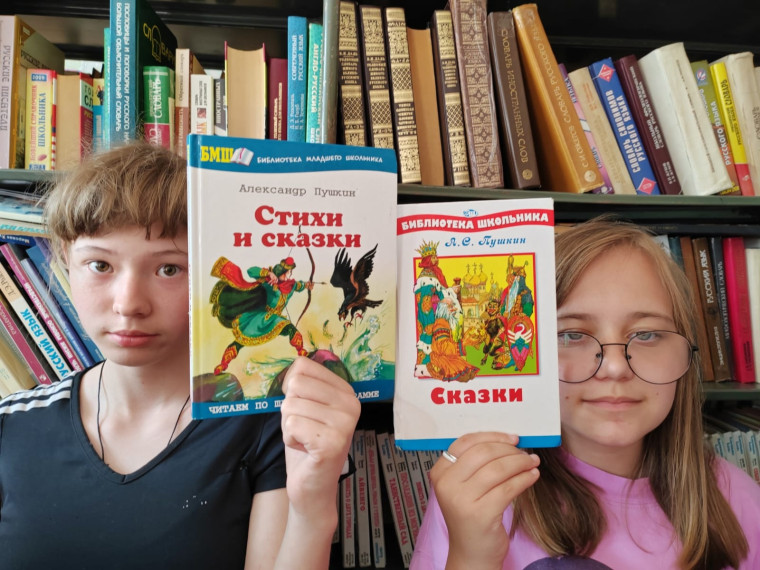 Пришкольный лагерь «Солнышко» читает книги и сказки Пушкина.