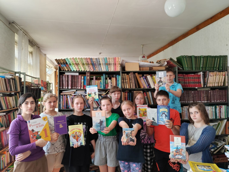 Пришкольный лагерь «Солнышко» читает книги и сказки Пушкина.